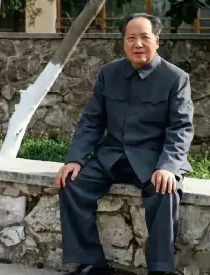 毛主席一生有个雷打不动的习惯：无论寒暑，睡觉必须开窗通风。哪怕是北京寒冬，北风刺