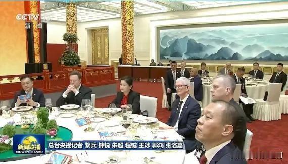 湖南首富蓝思科技周群飞与世界首富特斯拉马斯克同坐一桌共享晚宴 网友：湖南首