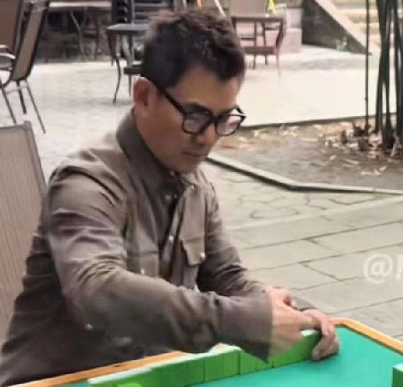 任贤齐在成都街头打麻将，有房子来休息度假了，三位牌友也是普通人，任贤齐非常接地气