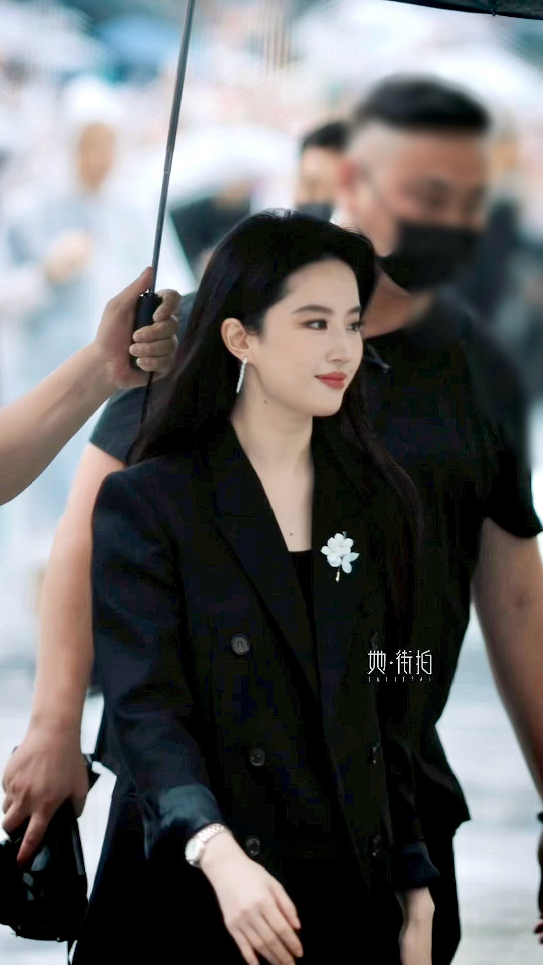 #刘亦菲#谁懂啊！刘亦菲这次活动造型直接戳中我心，又飒又温柔，反复翻看照片根本看不够，每一帧都值得珍