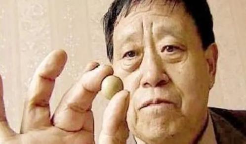 1971年，一名退伍的军人回家路上救了一个快冻死的老人，离开时老人递给他一个小泥