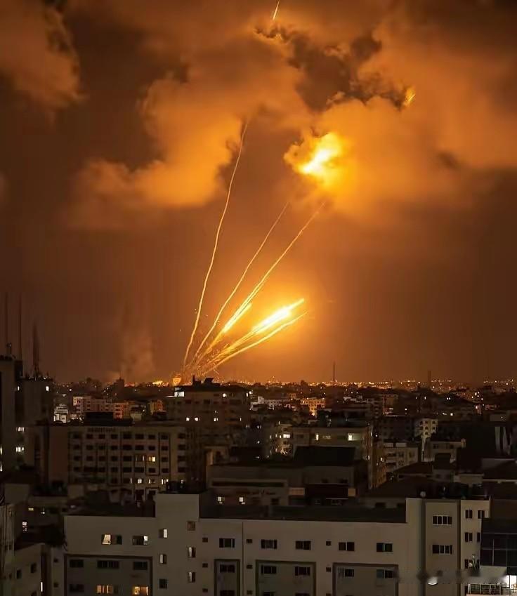 以色列终于承认怕了。我们发现没有，以色列当初在空袭伊朗时候，很嚣张，根本没把