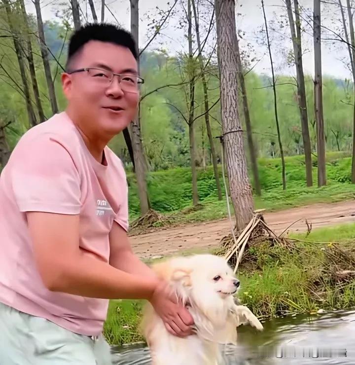 一块墓碑，几个字，让沉寂已久的舆论再度沸腾。郭希宽离世后，碑上刻下的“长子郭威”