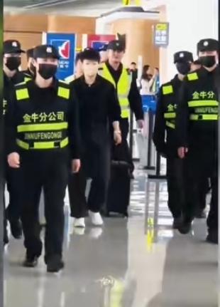 3月27日，孙颖莎从成都飞赴澳门，好几十位安保大哥全程护送，场面堪比巨星出行，不