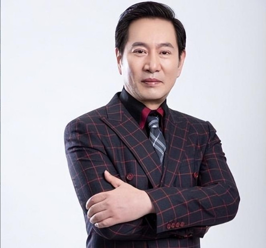 2022年，一次，记者问姚刚:“你长得浓眉大眼、英俊帅气，不结婚太可惜了！”姚刚