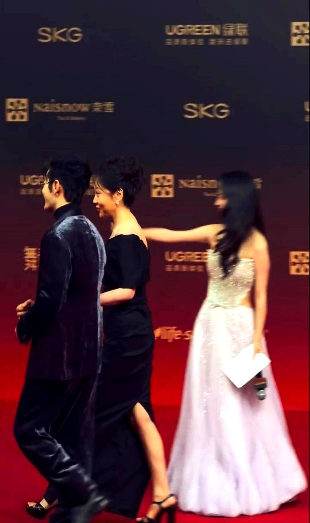 男星的精致，败给了女星的松弛。2023年12月那场时尚活动，黄晓明和闫妮的同