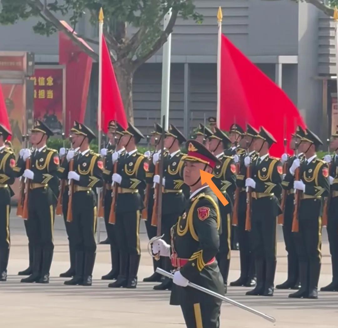 国旗兵目不视刀挥洒自如！