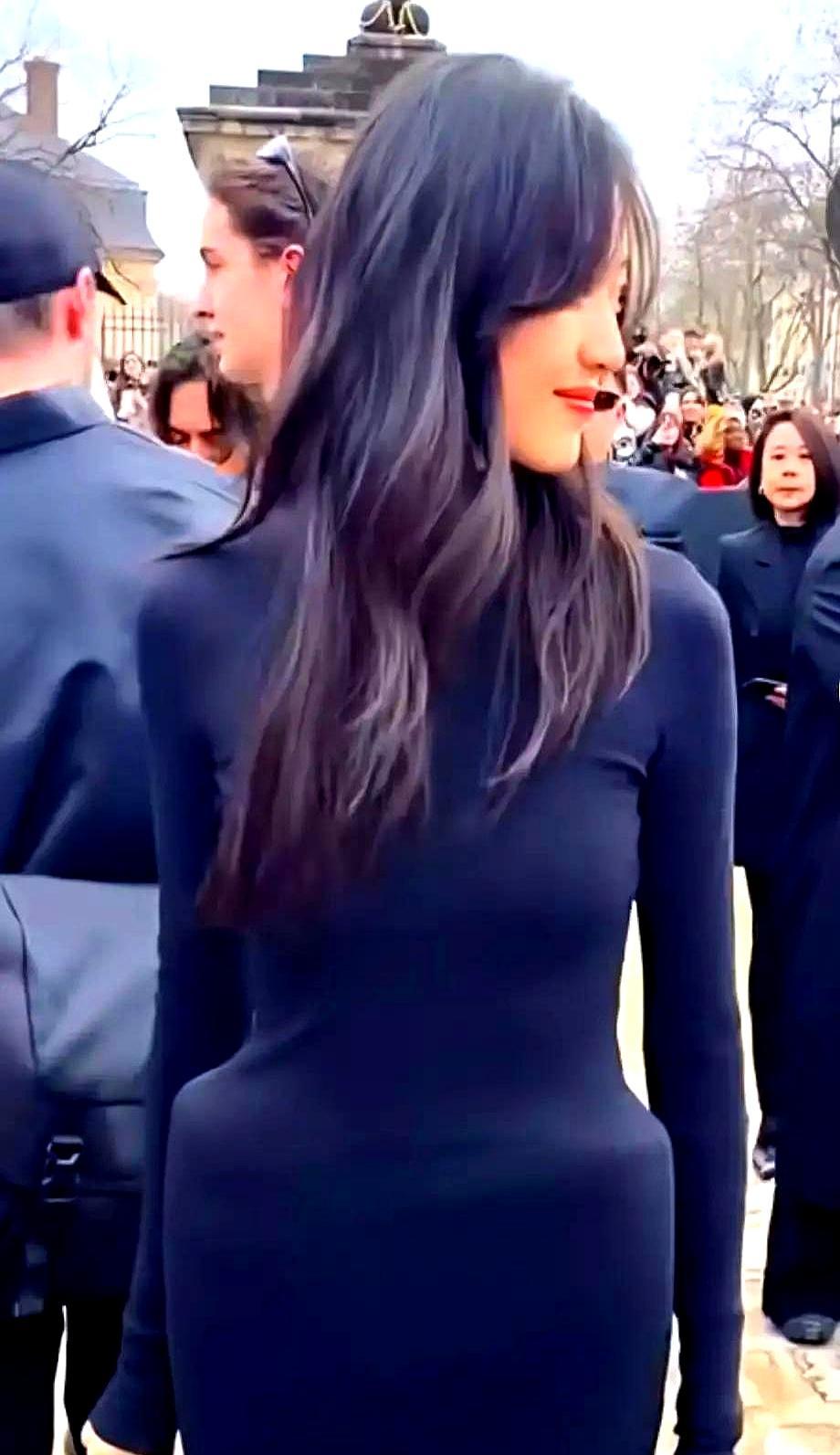 一张照片，孙千穿低腰裤，胯骨宽点，网友直接甩外号“雪糕盖子”。播放量飙到八百万，