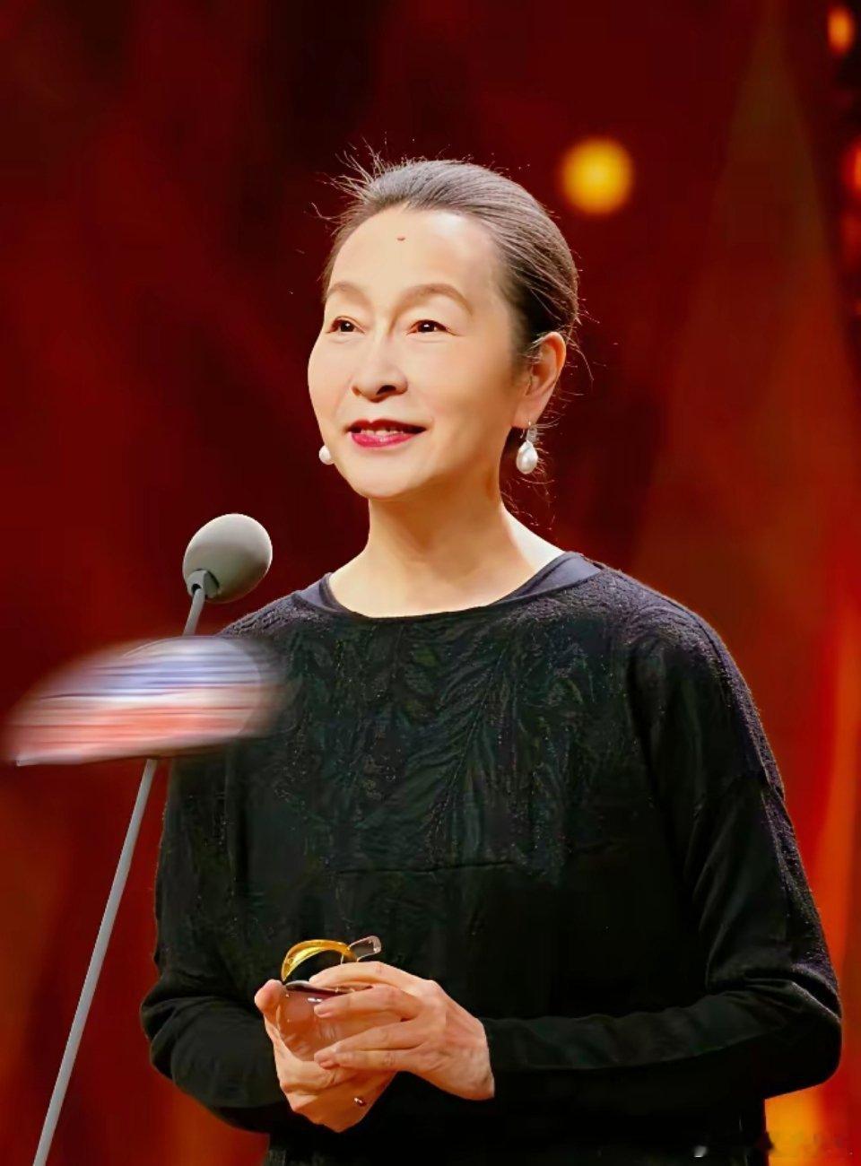 奚美娟在11月5日：上海戏剧学院80周年校庆晚会上发言并演唱了《相逢是首歌》。她