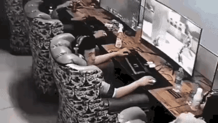 珍爱生命！小伙在网吧连续熬夜，看样子像是心梗了！生命只有一次，健康最重要！通