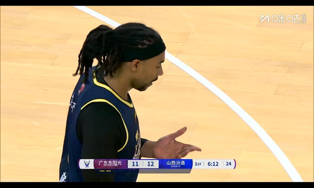 萨林杰就是比莫兰德好太多，投篮和传球都是顶级，甚至协防都可圈可点萨林杰篮下打