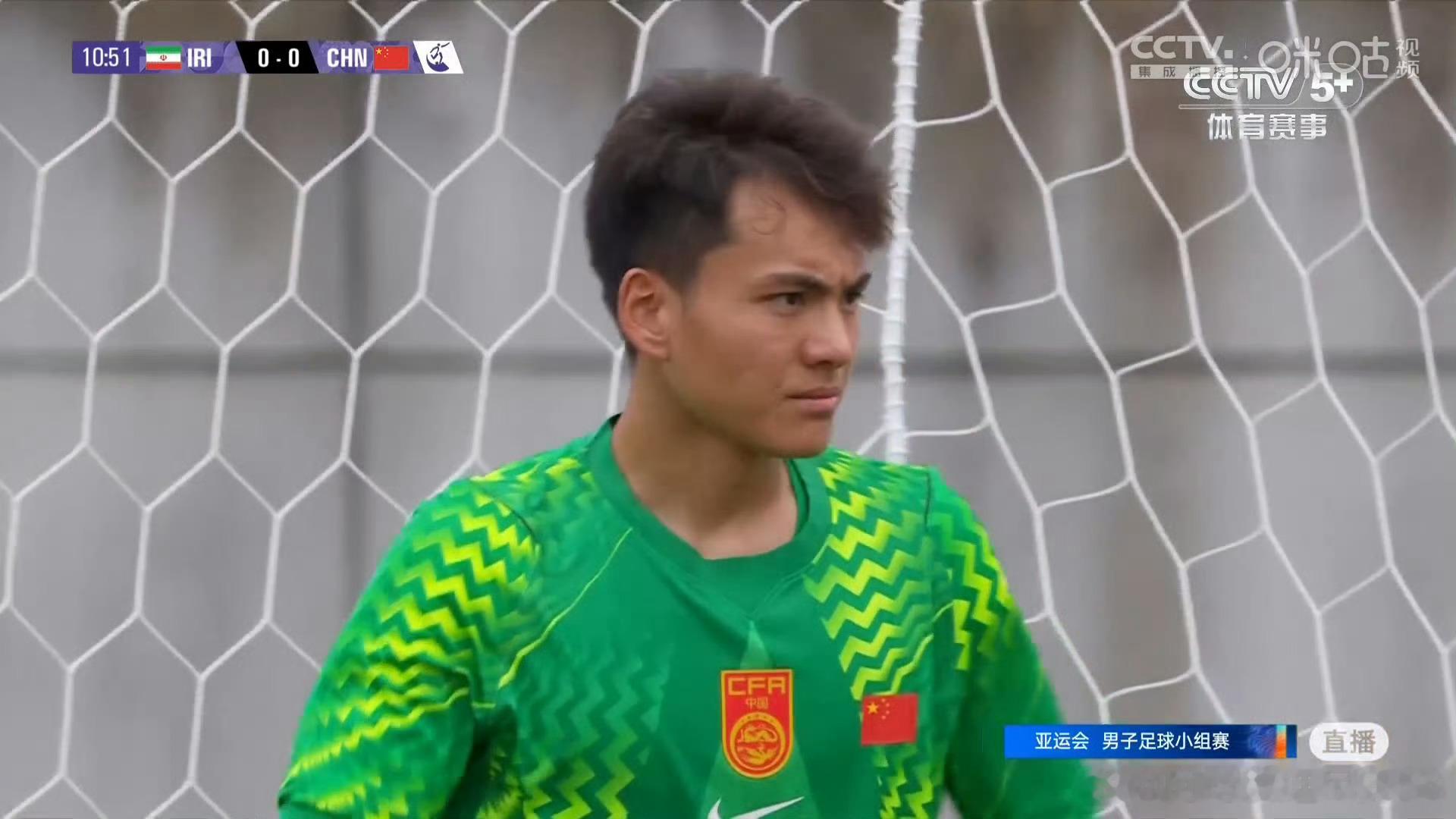 U23国足0比0伊朗U23亚运男足小组赛，U23国足0-0伊朗，继续排名小组第