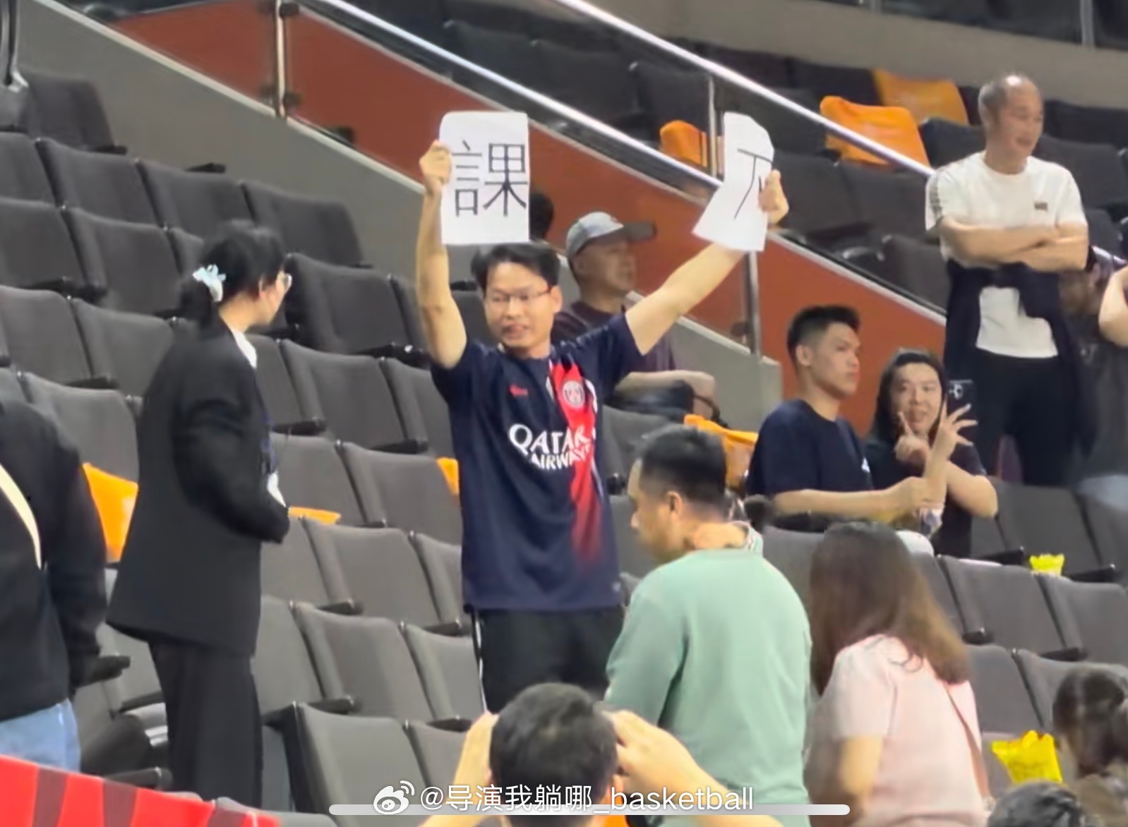 这有点意思，昨晚有广东球迷在看台上举起打印的“下课”字条，最终被广东主场的工作人