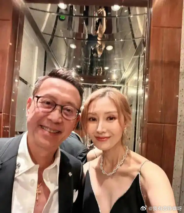 55岁李嘉欣一张露背照惹争议，伦敦探望儿子后，舆论风向变了