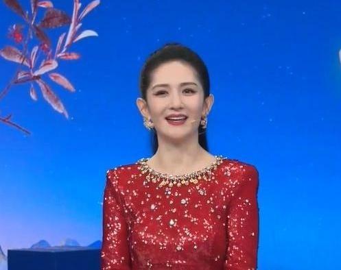 都说谢娜离开何炅，连主持都不会了。结果人家一转身，就站上了央视的舞台。端庄大