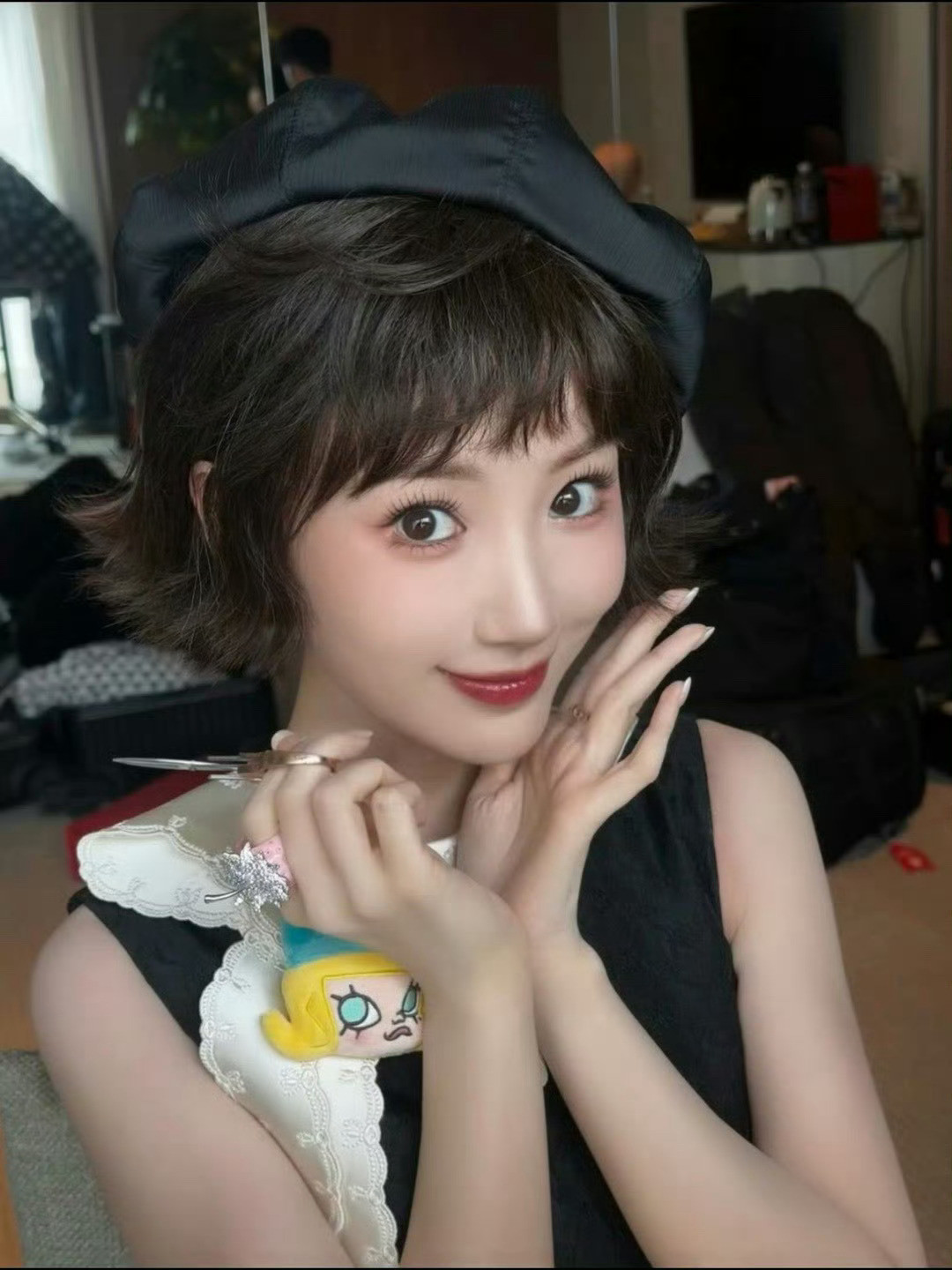 毛晓彤完全是洋娃娃毛晓彤真的长在审美点上，眼睛亮晶晶，笑起来眉眼弯弯，精致得