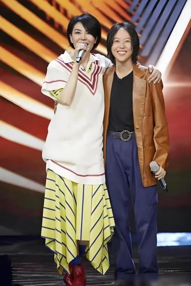 反转！王菲俩女儿曾差10厘米，如今身高几乎持平王菲和窦唯身高条件都不错，早
