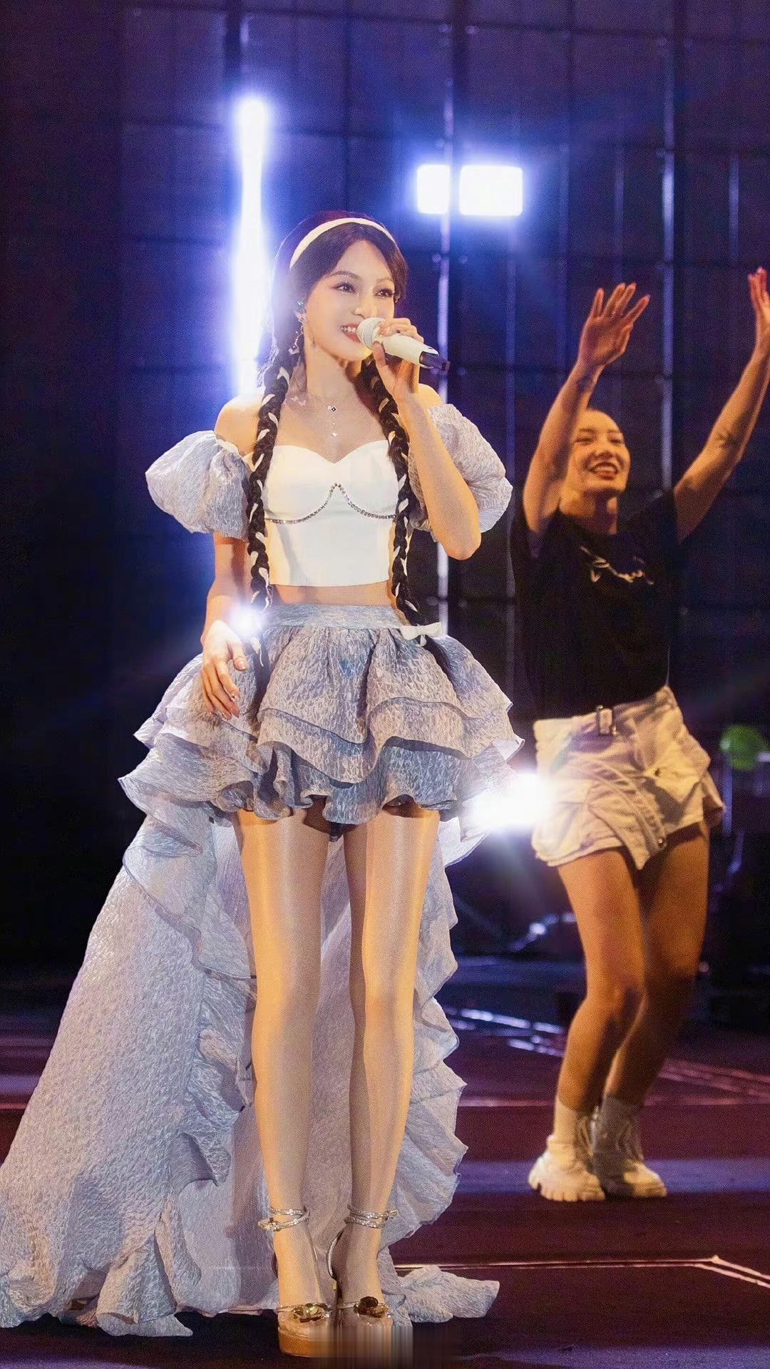 以前怎么没发现，张韶涵的腿居然这么顶！