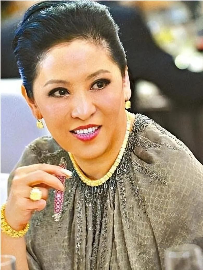 向太陈岚说，我认识一个大骗子，骗了人家一百个亿，他是基金经理人，开着鲜黄色的劳斯