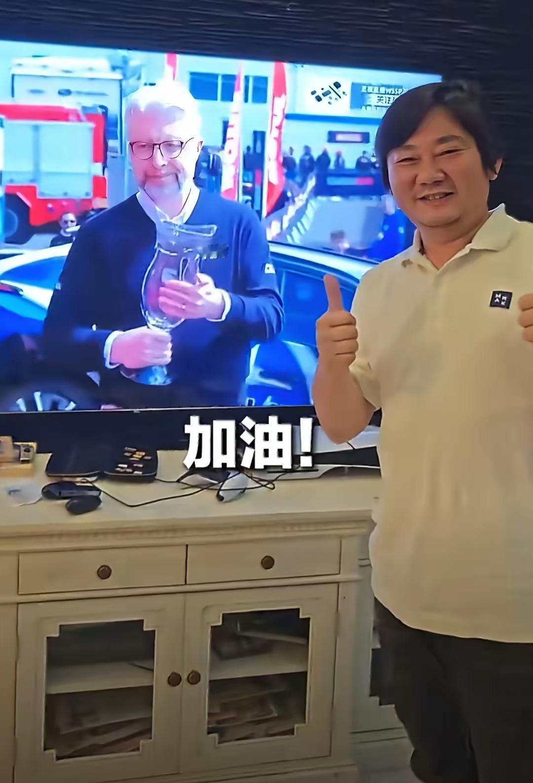 第一次夺冠，张雪激动庆祝；第二次夺冠，他直接给全场买单；到了第四次夺冠，张雪