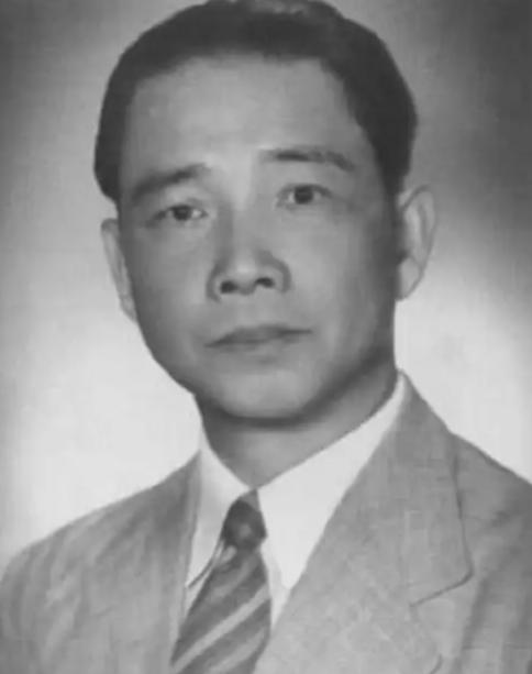 1944年，汪精卫去世，其妻陈璧君往他的坟里灌了5吨碎钢铁，浇筑成一个铁疙瘩，以