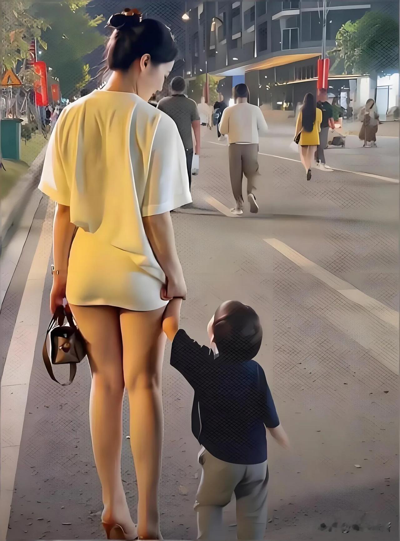 晒图笔记大赛美少妇身材丰满牵着孩子缓步前行，单从后背看肯定是个大美人，不禁好奇什