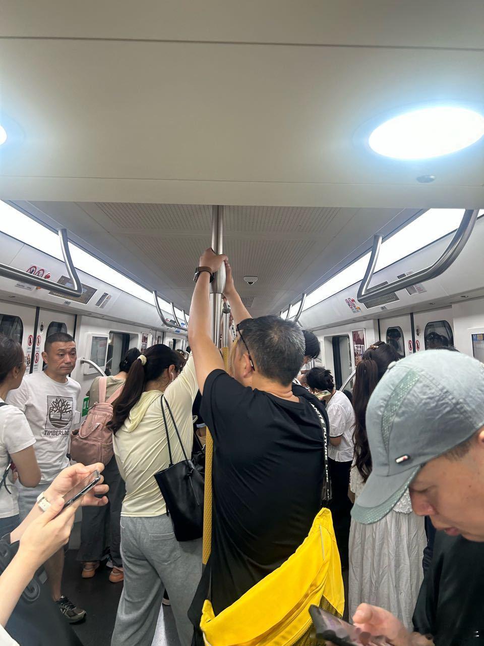 武汉地铁网友：2026.6.1，周一，9:37，武汉3号线王家湾-宗关区间（图