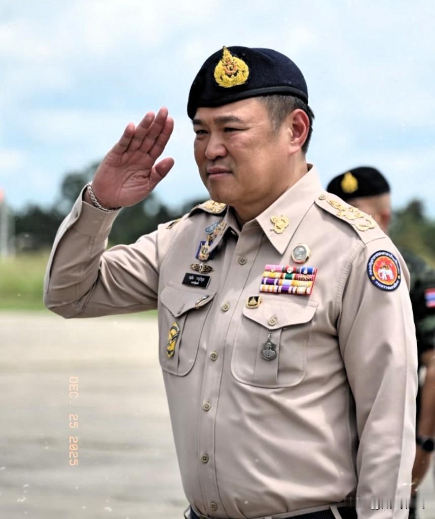 12月24日泰国看守总理阿努廷突然宣布重要决定，他明确表示自己要以自豪泰党候选人