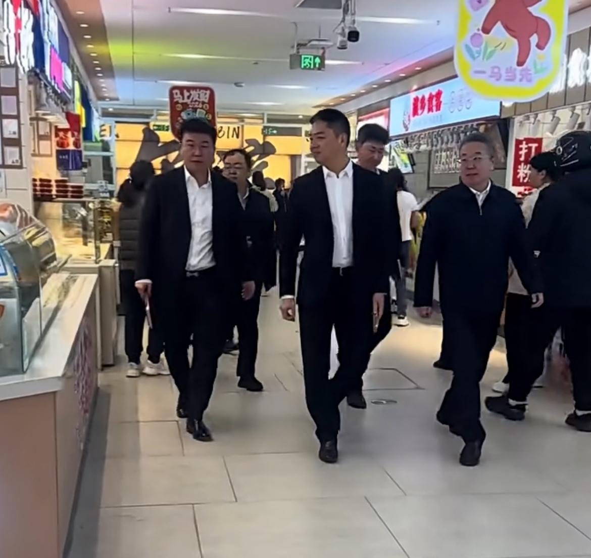 刘强东现身哈尔滨！3月24日，京东集团董事局主席刘强东现身哈尔滨革新街地下商