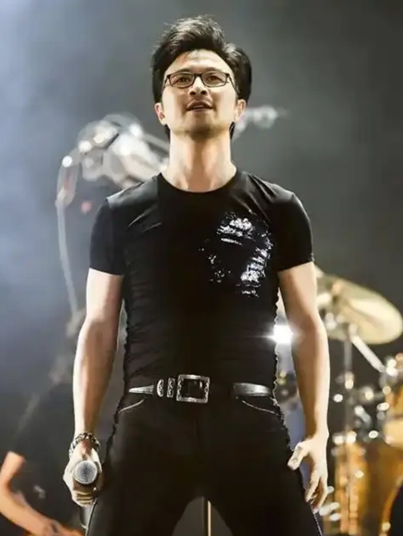 作为专业歌手,汪峰这次演上会,搞砸了自己的饭碗。才54岁,全场高音唱不起,把话