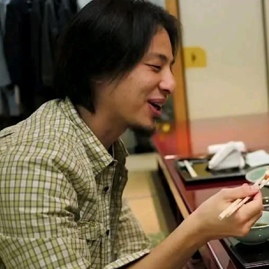 日本匿名论坛2ch创立者、顶流网红西村博之，昨天发帖:“我们不应该听信那些不负责