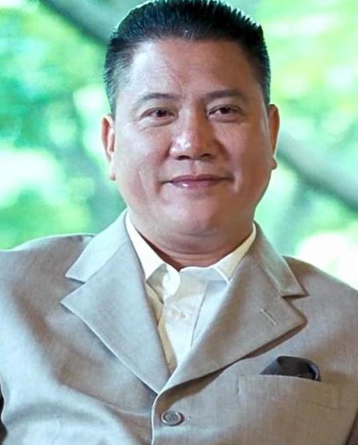 68岁的万梓良，在县城商场的简易舞台上唱一场商演，能挣15万，可他抠门到只给自己