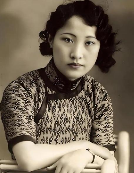 1930年，蒋介石亲批绝密电令，欲在南京路邮局围捕周恩来。千钧一发之际，一份情报