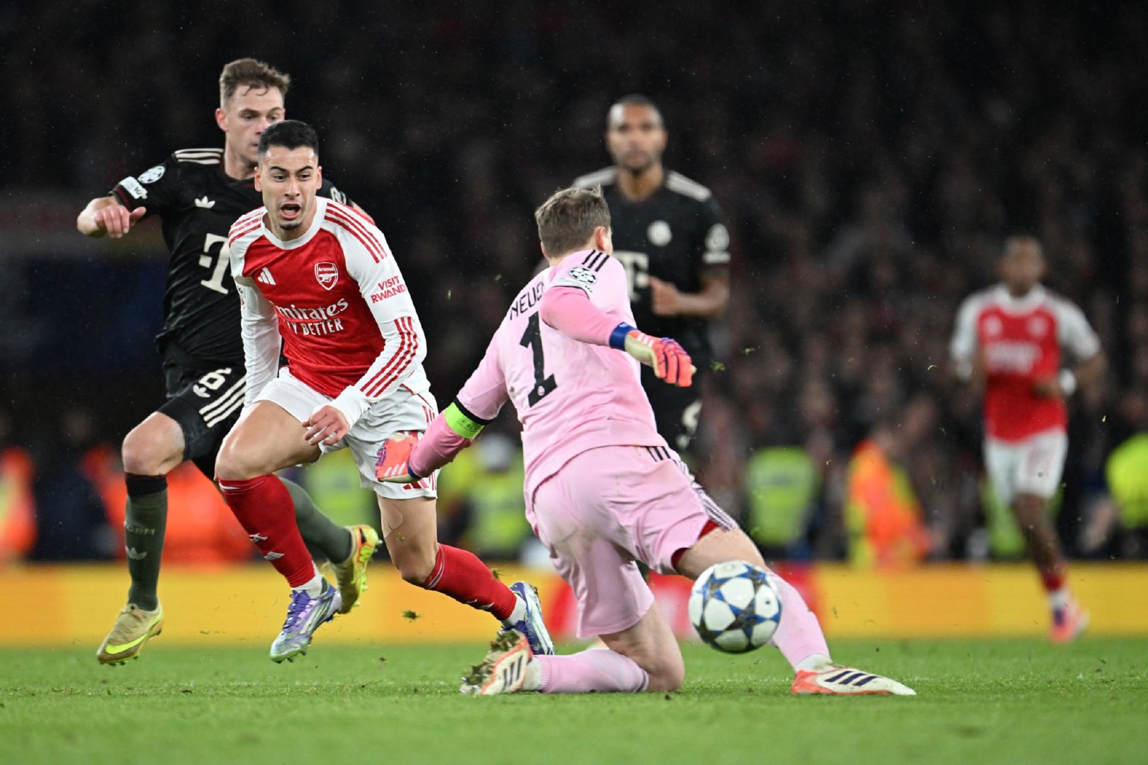 阿尔特塔谈球队阵容深度：“是的，对此我非常满意。当我看向拜仁的替补席时，感觉也是