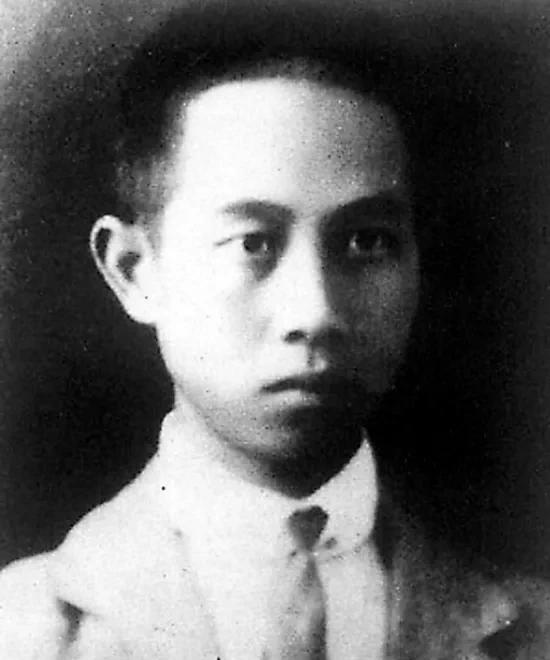 他是党中央“一号机密”文件守护者，假扮富商身份掩护20箱中央机密，屋内常年备火盆