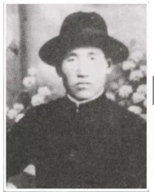 1944年，杜希刚正躺在炕上睡觉，就听到外面的狗叫得有些反常，他顺手摸出藏在枕头