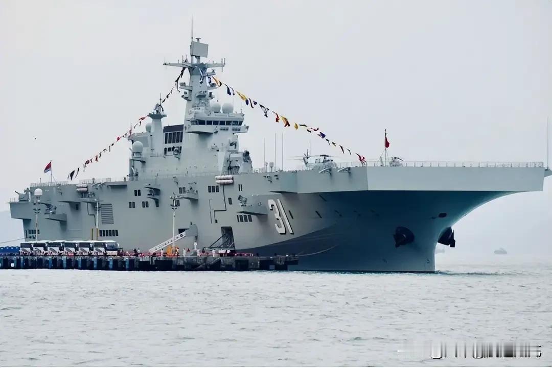 商业卫星拍到的最新画面里，第五艘075型两栖攻击舰的主体分段已经合拢成型。从首舰