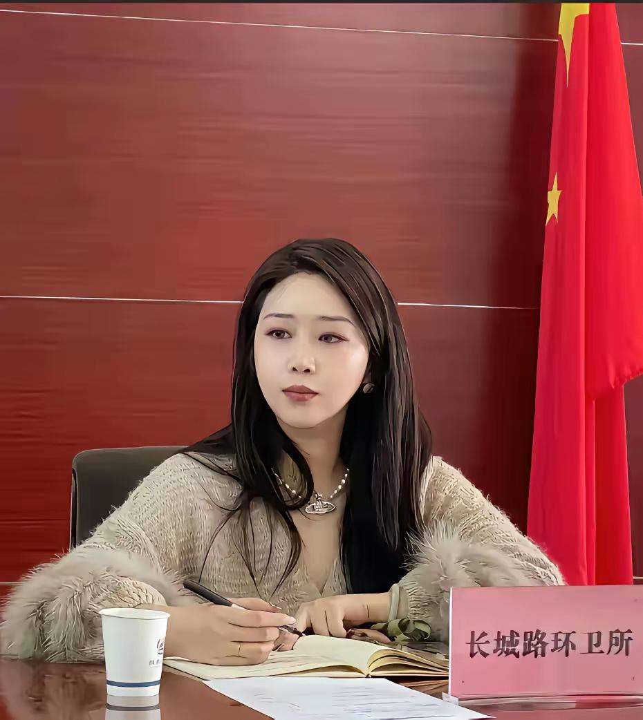 环卫工人，别以为都是大妈大爷，坐办公室的，却可能是年轻貌美的女孩。