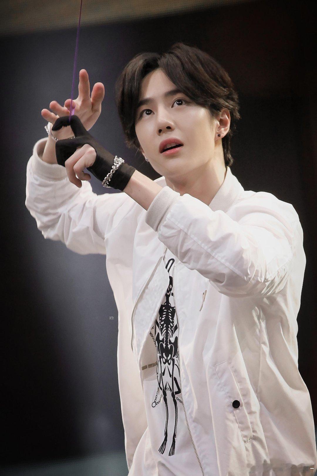 卧槽王一博早期玩溜溜球手指好灵活还戴了黑色手套🥵🥵