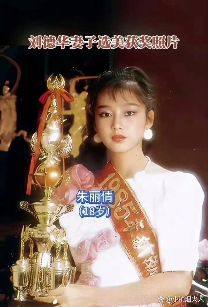 刘德华60岁的妻子朱丽蒨打扮朴素逛超市，一头浓密黑发真黑，一辈子黑长直，也戴了一辈子口罩，选择刘德华