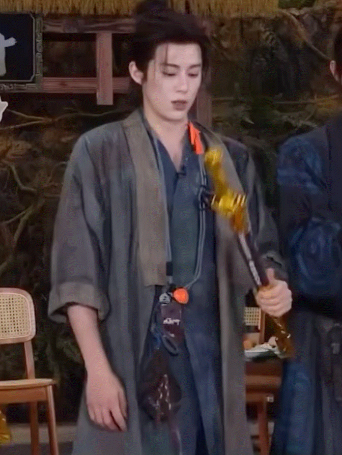 王鹤棣直播就这样四处闯祸谁看了不笑到打鸣啊！王鹤棣直播时四处闯祸，可反应太有