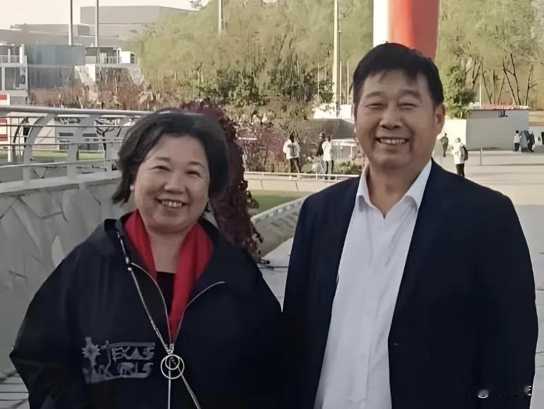 认亲视频里，杜新枝从头到尾口罩戴得紧紧的，还时不时往上拽，记者递给她一瓶水，她喝