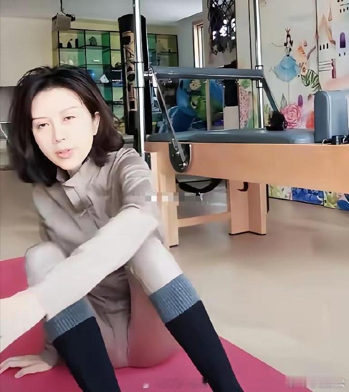 好歹曾经也是一线巨星啊，金巧巧这个家看起来很简单呀
