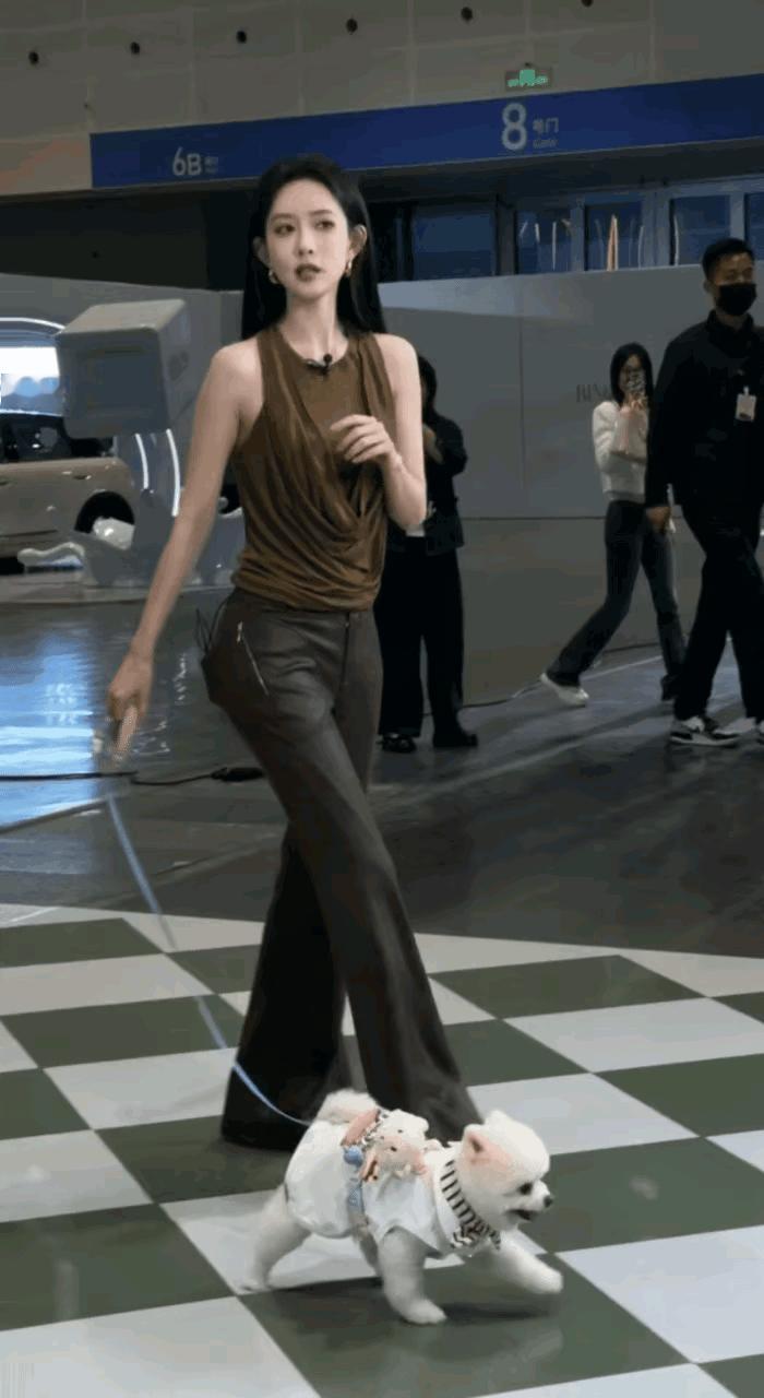 没想到孟子义这么漂亮，还这么瘦