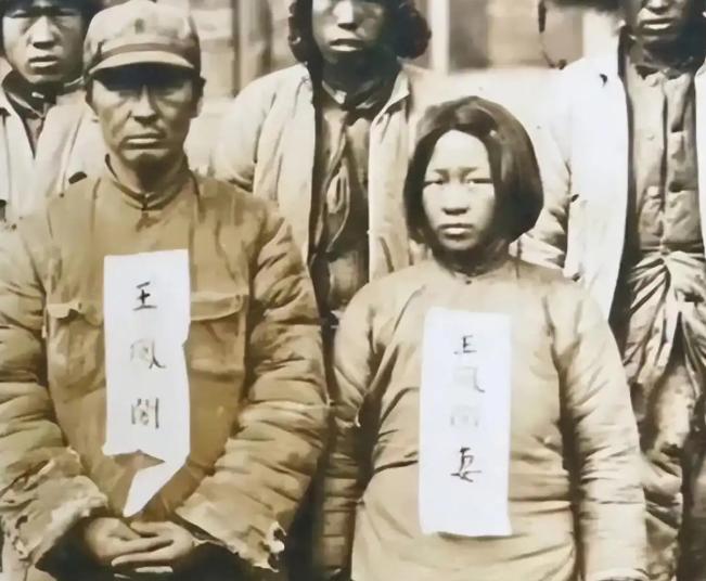 1932年，一个地主婆变卖了所有家产，支持儿子抗日，儿子拿到钱后瞬间失联。几年后