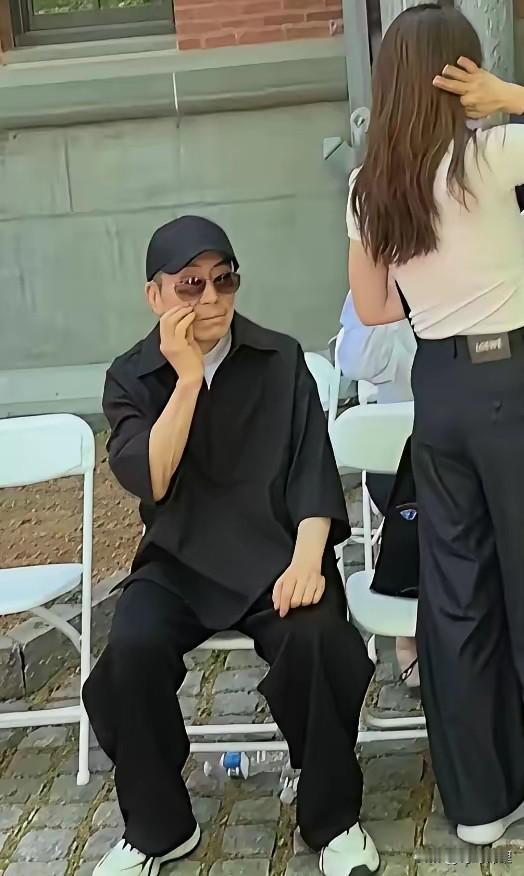 76岁张艺谋老了，坐在耶鲁的小板凳上像个普通爷爷，片场里的老谋子霸气十足，满头白