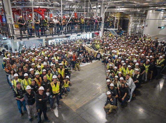 特斯拉宣布首辆Cybercab下线。从公布概念到真车落地，这速度在特斯拉历史上算