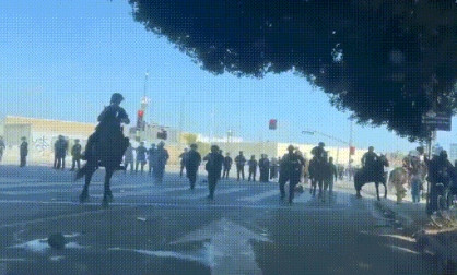 “自由美利坚，开打每一天”！当地时间6月10日，美国洛杉矶女骑警殴打洛杉矶一名当