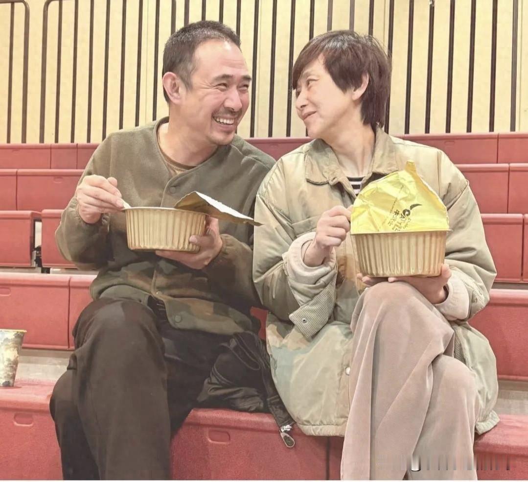 原来我们熟悉的演员贾一平和董晓燕是一对明星夫妻，他们一起拍戏，一起吃盒饭，完全没