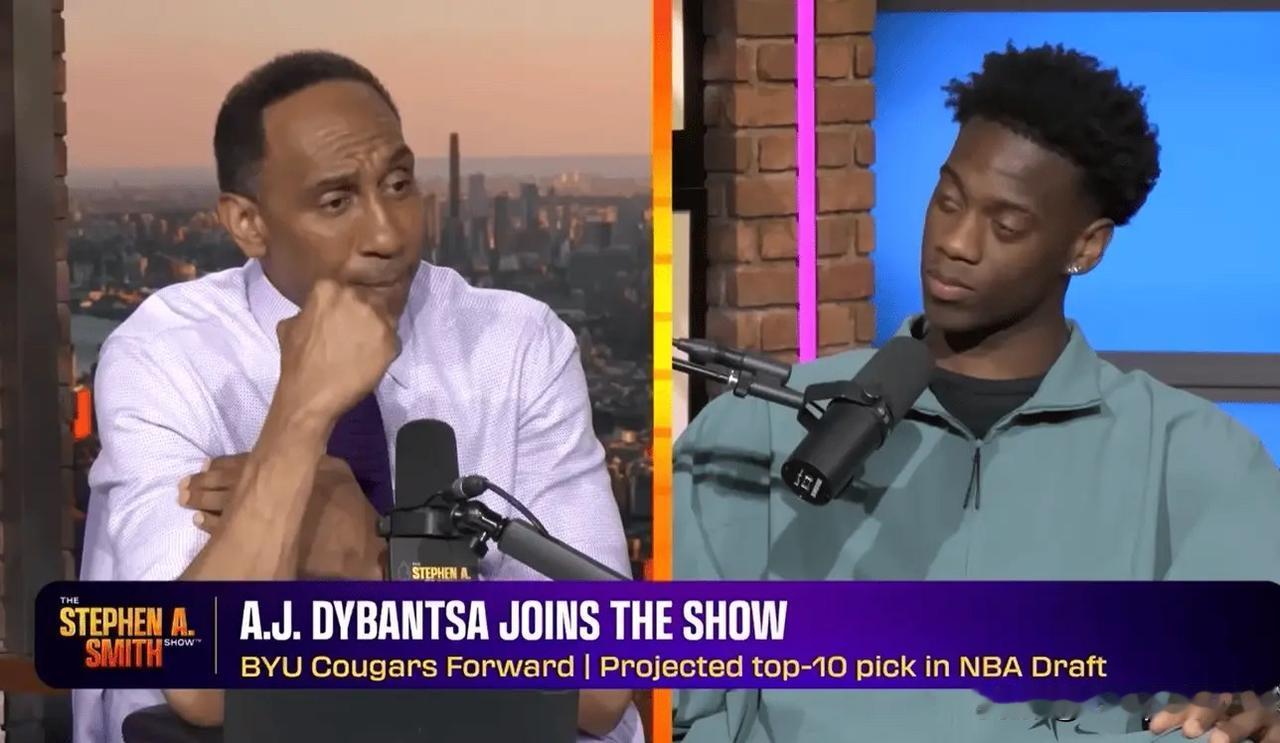 AJ-迪班萨参加A-史密斯节目，被问到自己是否需要为进入NBA而继续增重。迪